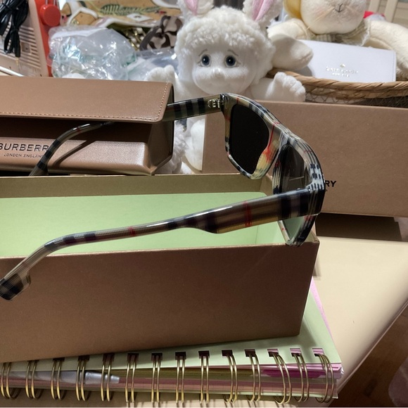Burberry Black Sunglasses Sleek Design NWT - Picture 4 of 6